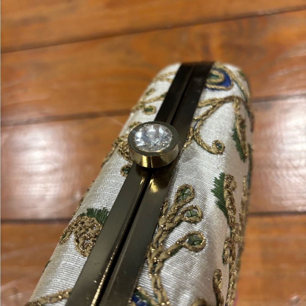 (1001) BEADED CLUTCH - Picture 10 of 10